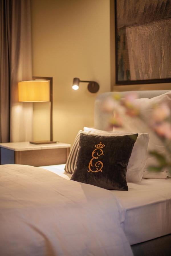 Hotel-Restaurant Erbprinz Ettlingen Bagian luar foto The hotel's monogram