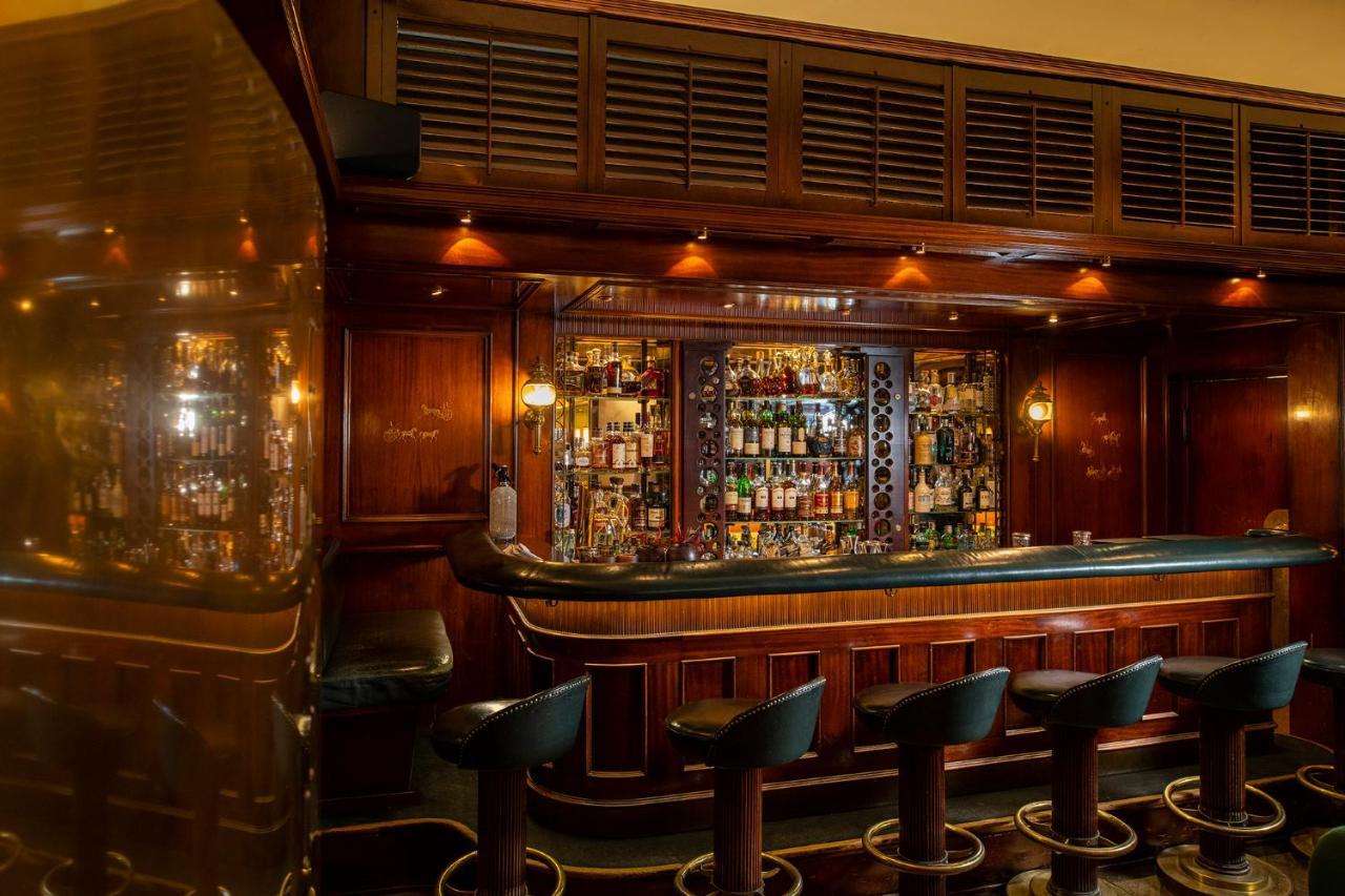 Hotel-Restaurant Erbprinz Ettlingen Bagian luar foto The bar at the St. Regis