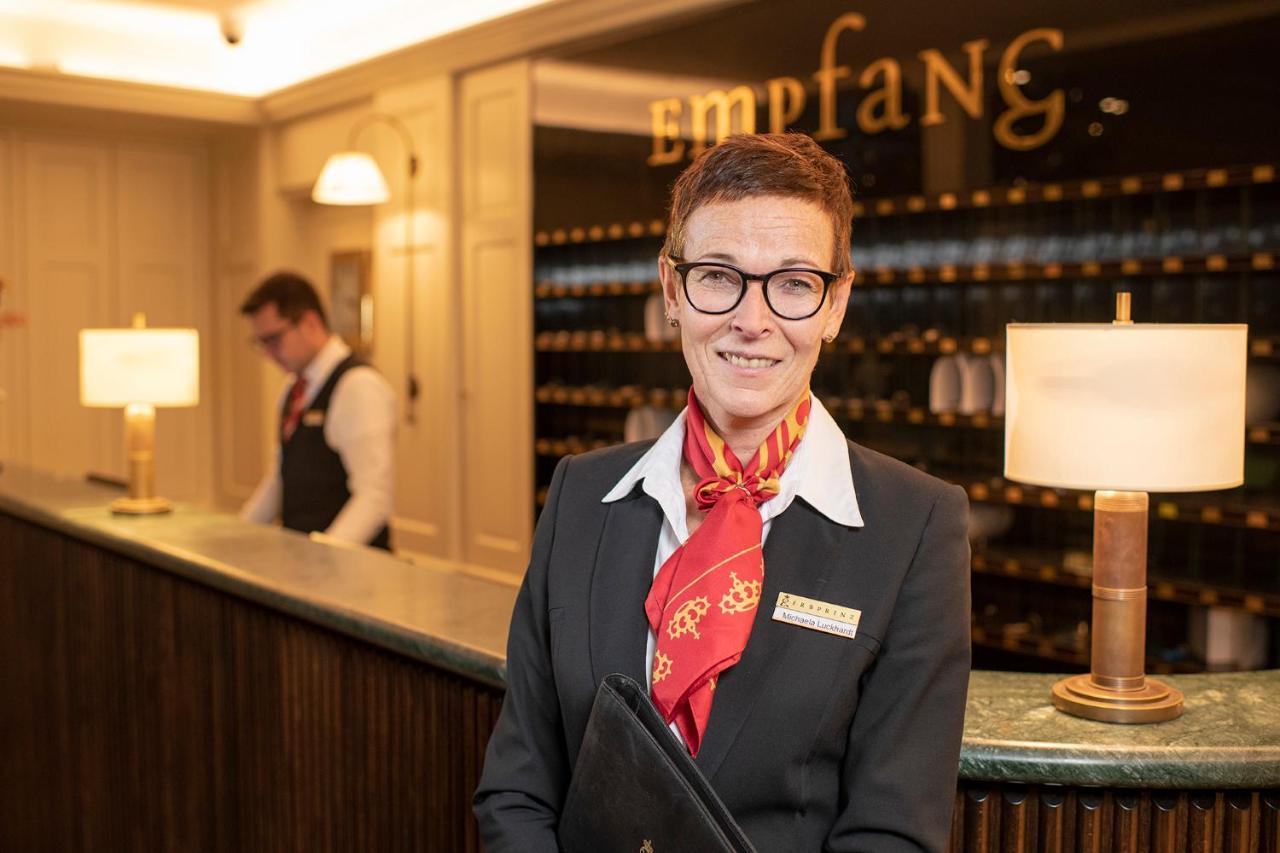 Hotel-Restaurant Erbprinz Ettlingen Bagian luar foto A hotel receptionist at the front desk