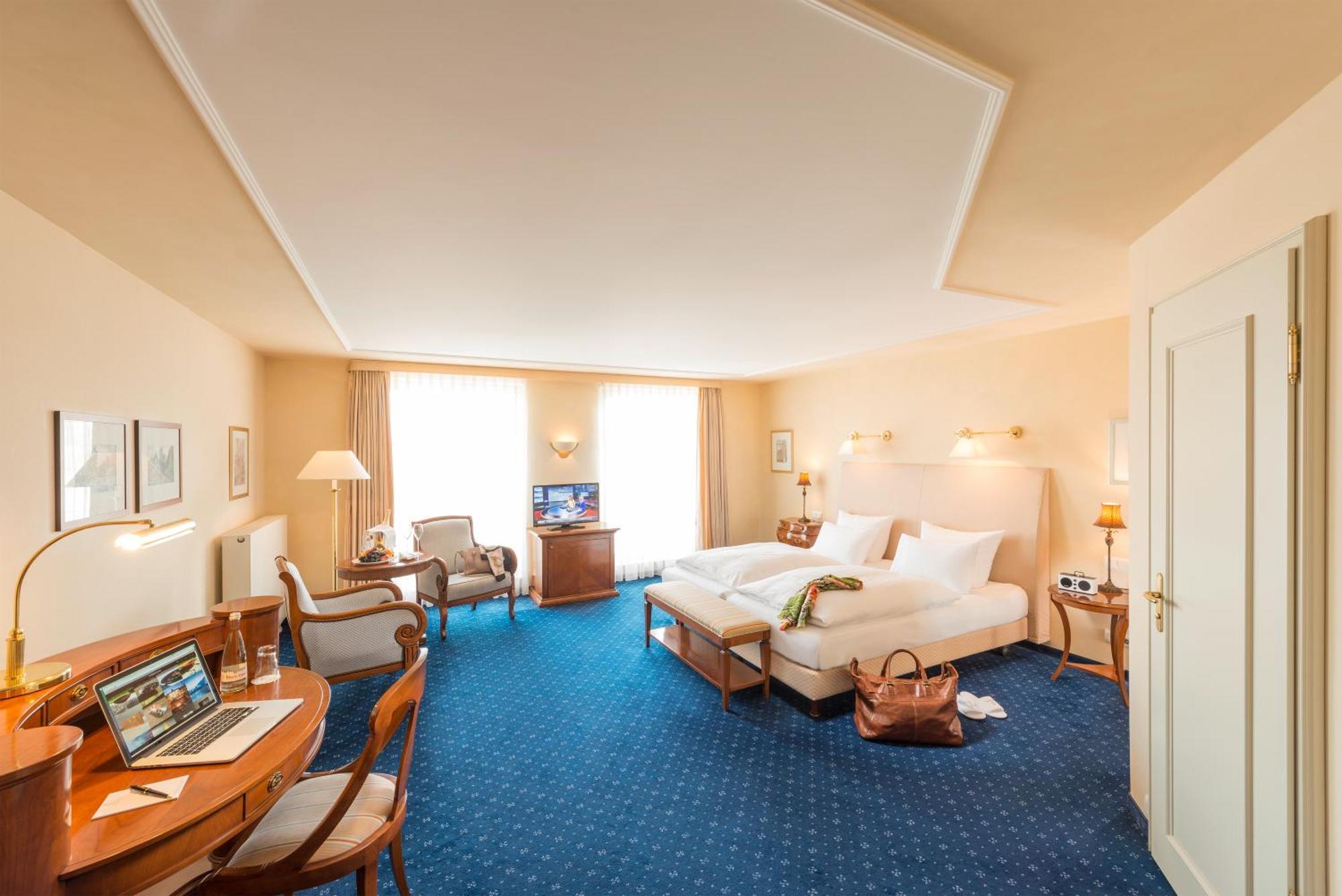 Hotel-Restaurant Erbprinz Ettlingen Bagian luar foto A typical room at the Hotel Atlantic