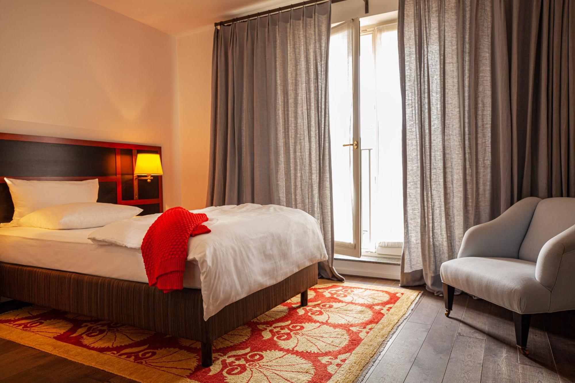 Hotel-Restaurant Erbprinz Ettlingen Bagian luar foto A room at the hotel