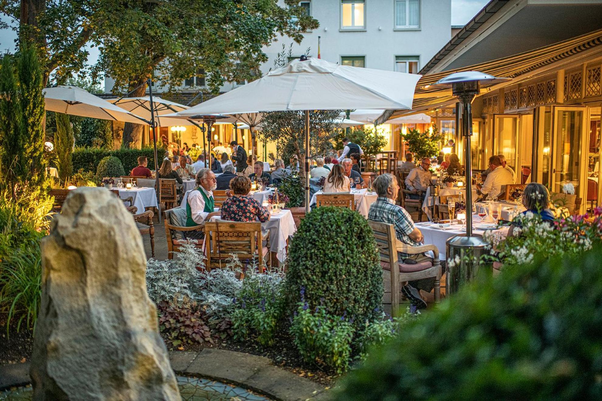Hotel-Restaurant Erbprinz Ettlingen Bagian luar foto The restaurant's garden