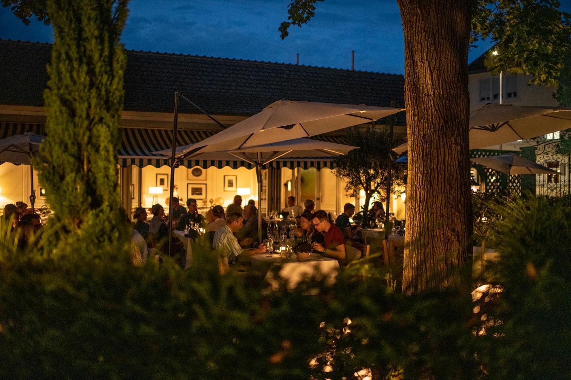 Hotel-Restaurant Erbprinz Ettlingen Bagian luar foto The restaurant at night
